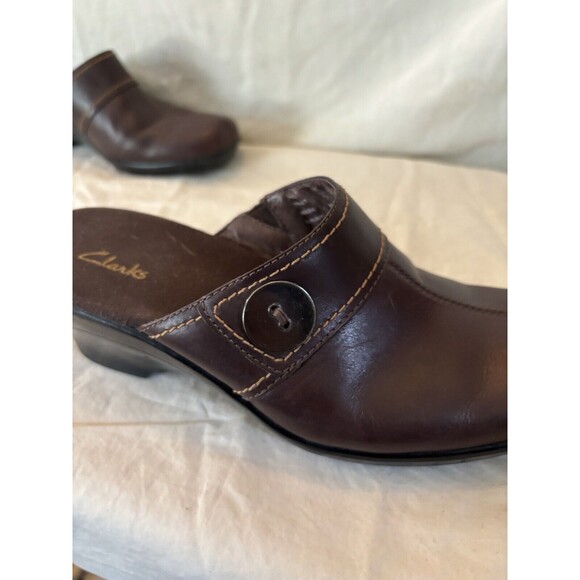 Clarks Mules Brown women's size 7 with button detail - Picture 7 of 8